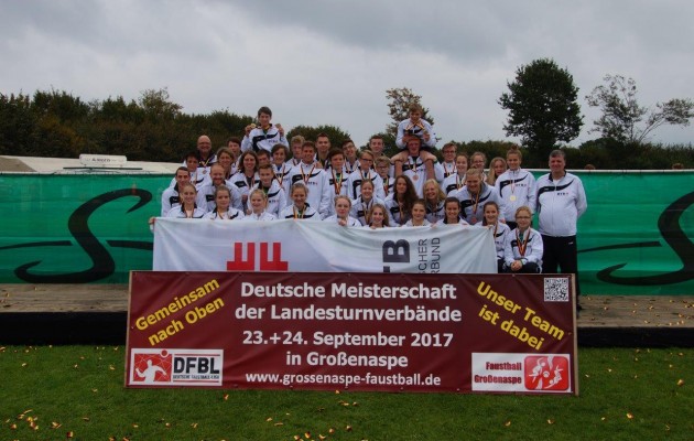 Glückselige Rheinische Faustball-Delegation nach der Deutschen- Jugendmeisterschaft der LTV